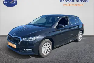 Vue 3/4 avant d'une Skoda Fabia noire métal, avec jantes alliage et calandre chromée visible sur un fond neutre.