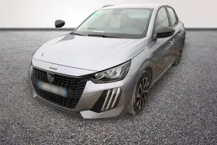 Peugeot 208 gris clair vue 3/4 avant droit, avec calandre noire et feux LED distinctifs en forme de griffes.