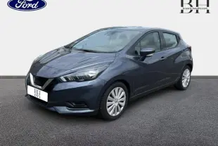 Nissan Micra gris acier vue 3/4 avant droit, mettant en valeur ses phares LED et jantes alliage.