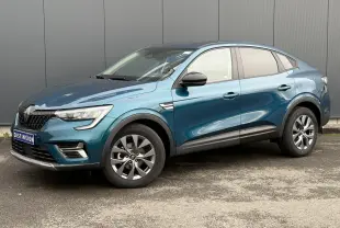 Renault Arkana Bleu Zanzibar en 3/4 avant droit, avec jantes alliage grises et vitres surteintées.