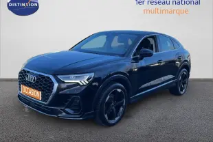 Audi Q3 Sportback noir en 3/4 avant droit, avec calandre hexagonale et jantes noires distinctives.