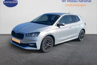 Vue 3/4 avant droite d'une Skoda Fabia 2025 en argent Reflex Silver avec jantes noires et calandre noire.