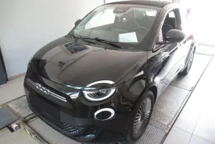 Vue 3/4 avant droite d'une Fiat 500 Cabriolet électrique noire avec jantes alliage 16'' et capote fermée.