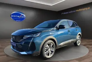 Peugeot 3008 bleu Célèbes en 3/4 avant droit, avec calandre noire et jantes alliage 18 pouces visibles.