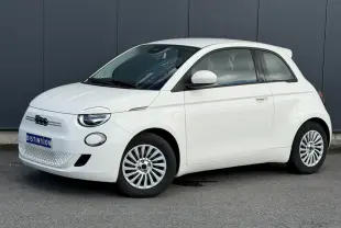 Fiat 500 électrique blanc Arctic vue 3/4 avant droit, avec jantes multibranches et logo 500 noir sur calandre.