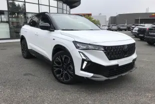 Renault Austral blanc bi-ton vue 3/4 avant droit avec calandre noire et jantes alliage noires.