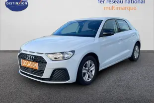 Audi A1 Sportback blanc glacier en vue 3/4 avant droit, mettant en valeur sa calandre hexagonale et ses jantes argentées.