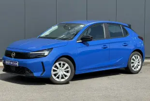 Opel Corsa 2025 bleu Voltaic vue 3/4 avant droit avec phares LED et rétroviseurs noirs électriques rabattables.