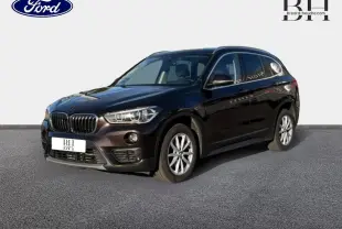BMW X1 sDrive18dA 2018 en saphirschwarz, vue 3/4 avant droit mettant en valeur ses phares LED et jantes alu.