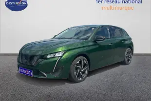 Peugeot 308 vert olivine métal vue 3/4 avant droit avec jantes alliage et calandre noire distinctive.