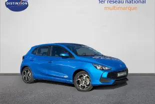 Vue 3/4 avant droite de la MG3 1.5 Hybrid+ 195ch Comfort en Como Blue métallisé avec jantes alu distinctives.