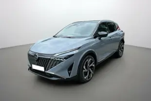 Nissan Qashqai E-POWER 205 Tekna Plus gris argile avec toit noir, vue 3/4 avant mettant en valeur la calandre distinctive.