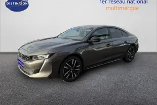 Peugeot 508 gris platinium en 3/4 avant droit, mettant en valeur ses lignes élégantes et ses jantes noires.
