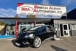 Renault Grand Scenic noir étoilé en 3/4 avant droit devant un garage avec enseigne Brech Auray Automobiles.
