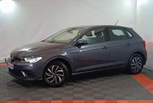 Volkswagen Polo 1.0 TSI 95 Life Plus gris foncé vue de profil côté gauche en intérieur avec jantes distinctives.