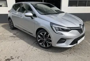 Renault Clio TCe 90 Intens 2022 gris platine vue 3/4 avant droit avec jantes alliage noires et phares LED.