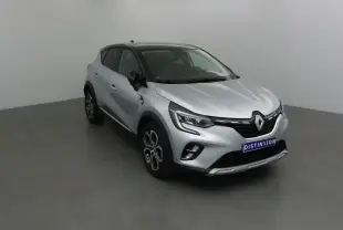 Renault Captur 2024 gris Highland avec toit noir, vue 3/4 avant droit mettant en valeur ses optiques LED et jantes 18 pouces.
