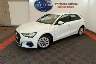 Audi A3 40 TFSI e blanc en 3/4 avant droit, hybride rechargeable, avec jantes alliage et prise de charge visible côté avant gauche.