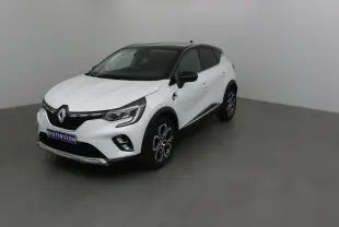 Renault Captur blanc nacré avec toit noir, vu en 3/4 avant droit dans un studio neutre.