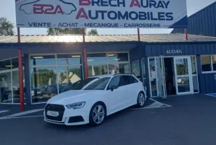 Audi S3 Sportback blanc Ibis vue 3/4 avant droit devant un garage Brech Auray Automobiles.