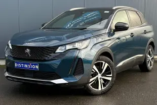 Peugeot 3008 2023 bleu Célèbes vue 3/4 avant droit, jantes alliage bicolores et toit noir brillant.