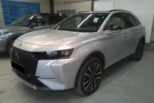 DS7 2025 Cristal Pearl en 3/4 avant droit, avec calandre noire distinctive et jantes alliage noires.