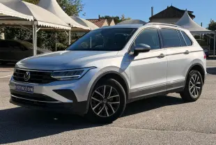 Volkswagen Tiguan 1.5 TSI argent en 3/4 avant droit, avec jantes alliage et calandre noire distinctive.