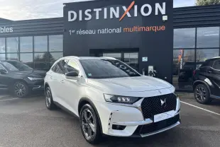 DS7 Crossback blanc en 3/4 avant droit avec calandre noire et jantes alliage, stationné devant un bâtiment Distinxion.