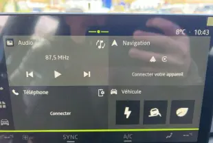 Écran tactile du tableau de bord du Dacia Bigster Hybrid 155 Expression Plus affichant les options audio, navigation et véhicule.