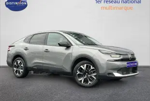 Citroën C4 X 2025 gris Mercury en vue 3/4 avant droit, avec signature lumineuse LED et jantes alliage distinctives.