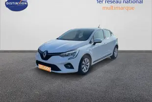 Renault Clio Société blanc glacier vue 3/4 avant droit sur fond neutre avec plaque occasion orange.