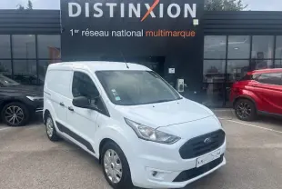 Ford Transit Connect blanc en vue 3/4 avant droit avec porte latérale coulissante et calandre noire.