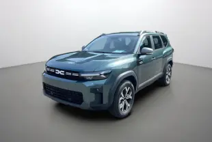 SUV Dacia Bigster Hybrid 155 Expression Plus vert cèdre en 3/4 avant droit avec jantes alu 17 pouces et barres de toit.