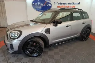 Vue 3/4 avant droit d'une MINI Countryman gris foncé avec toit noir et jantes noires brillantes.