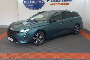 Peugeot 308 break bleu en 3/4 avant droit, avec jantes alliage et phares LED distinctifs.