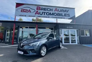 Renault Clio 1.5 Blue dCi 85ch Business gris Urban vue 3/4 avant devant un garage Brech Auray Automobiles