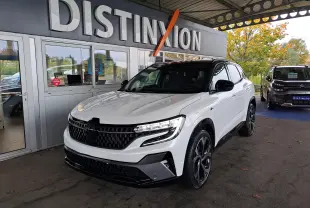 Renault Austral E-Tech blanc nacré avec toit noir, vu en 3/4 avant droit sous abri de concession.