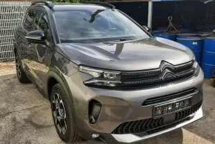 Citroën C5 Aircross hybride gris platinium en 3/4 avant droit avec jantes bi-ton et toit noir brillant.
