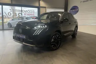 Peugeot 3008 GT noir métallisé, vue 3/4 avant droit en intérieur avec feux LED griffes allumés.