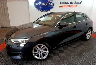 Audi A3 35 TFSI gris foncé vue 3/4 avant droit dans un showroom avec sol en damier noir et rouge.