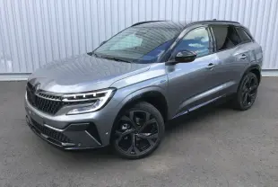 Renault Austral E-Tech gris schiste satin en 3/4 avant droit, avec toit noir et jantes noires distinctives.