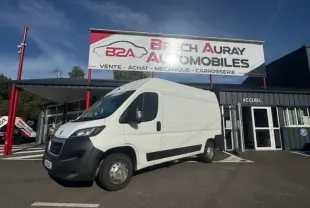 PEUGEOT Boxer Fourgon blanc Banquise vu en 3/4 avant droit devant un garage Brech Auray Automobiles.
