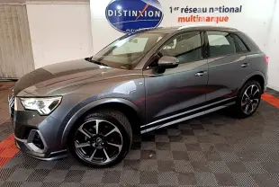 Audi Q3 35 TFSI S Line gris foncé, vue 3/4 avant droit, avec jantes noires et détails S Line visibles.