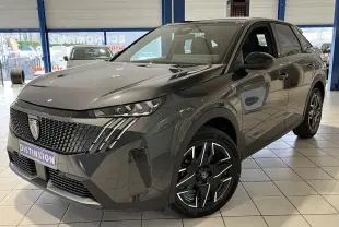Peugeot 3008 GT gris titanium en 3/4 avant droit, avec calandre noire laquée et jantes alliage 19'' diamantées.