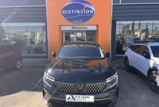 Vue avant d'un Renault Austral noir étoilé garé devant un concessionnaire avec calandre distinctive et phares LED.