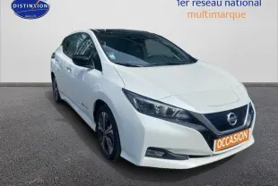 Nissan Leaf électrique blanc nacré vue 3/4 avant droit, toit noir et calandre distinctive avec logo Nissan.