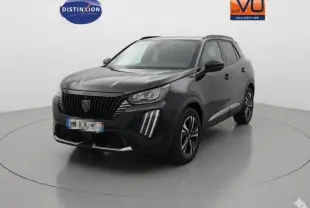 Peugeot 2008 Hybrid 145 Allure noir, vue 3/4 avant droit, avec calandre noire et jantes alliage 17 pouces.
