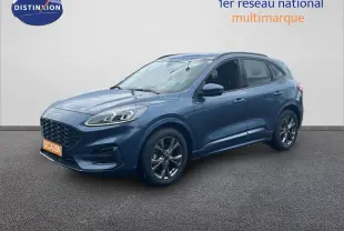 Ford Kuga 2024 bleu chrome métal en 3/4 avant droit, avec jantes alliage et calandre noire distinctive.