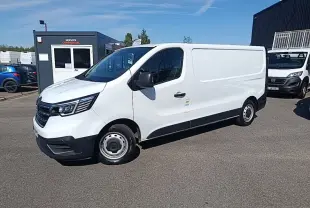 Renault Trafic Fourgon blanc en 3/4 avant droit, avec jantes acier et pare-chocs noirs, stationné en extérieur.