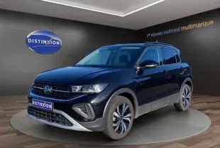 Volkswagen T-Cross noir en 3/4 avant droit, avec jantes alliage et calandre marquée, en showroom intérieur.